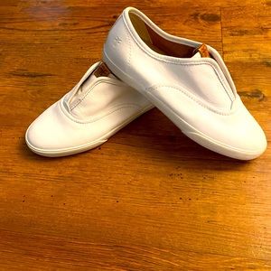 “Maya” Frye Slip on Runners Sz 6 - 💙NWOT🦋